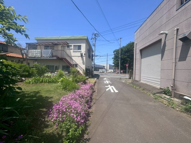 入間郡三芳町大字上富の売地の前面道路含む現地写真|前面道路 幅約４ｍ