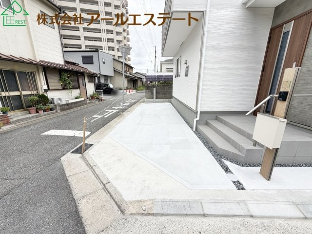 加古川市加古川町本町　　新築戸建　JR「加古川駅」徒歩13分の駐車場