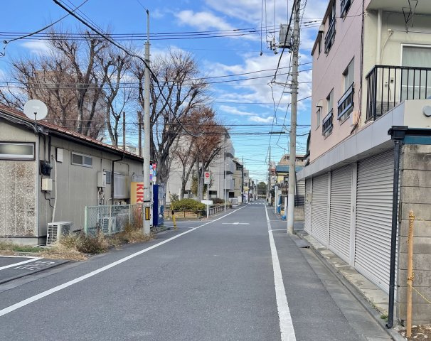 板橋区高島平7丁目 限定1棟の前面道路含む現地写真|伸びやかな西側約6ｍ公道に面してます
