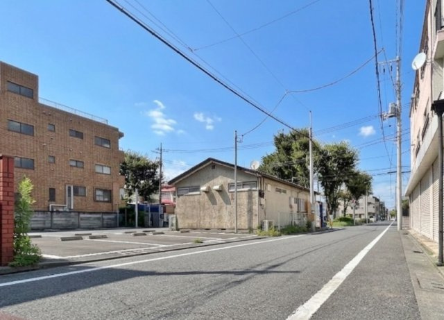 板橋区高島平7丁目 限定1棟の前面道路含む現地写真|伸びやかな西側約6ｍ公道に面してます