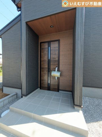 Livele Garden.S　行田佐間第8のエントランス|落ち着いた色づかいのエントランス
駐車場からアクセスの良いエントランス。雨の日や荷物が多くても安心の動線♪