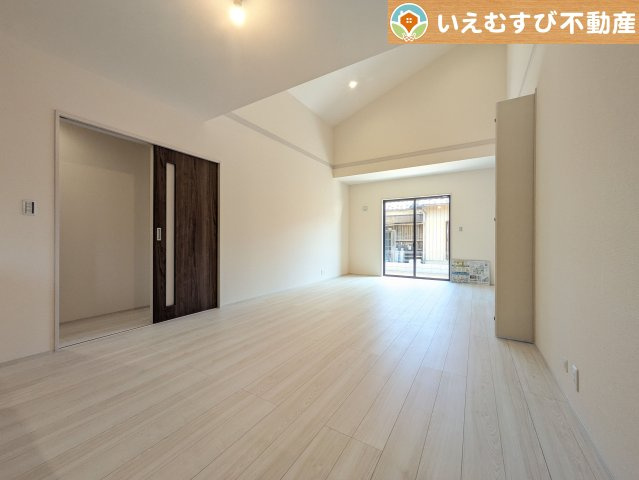Livele Garden.S　行田佐間第8の居間・リビング|開放感と家族との距離感にこだわったＬＤＫ
開放的な勾配天井のリビングで家族みんなでくつろげそうですね♪