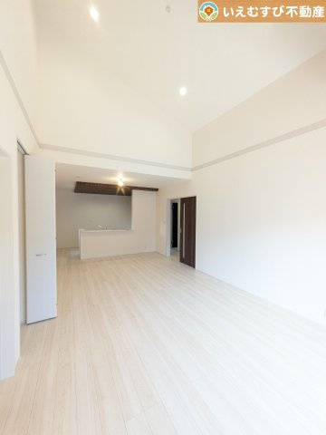 Livele Garden.S　行田佐間第8の居間・リビング|開放感と家族との距離感にこだわったＬＤＫ
採光たっぷりのリビングで休日には家族みんなでくつろげそうですね♪