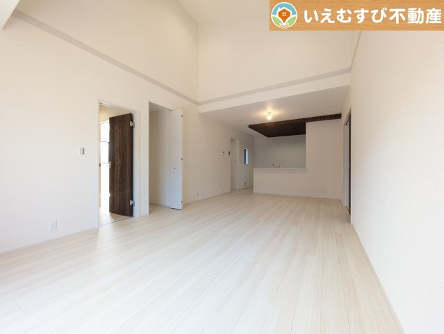 Livele Garden.S　行田佐間第8の居間・リビング|白を基調にした清潔感溢れる印象のリビングダイニング
白基調なので明るく、広く感じます。どんな家具も合わせやすそうですね！