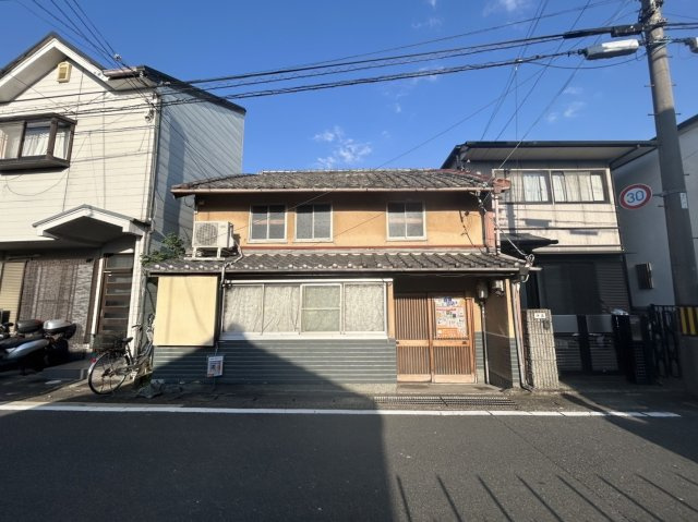 納所町　建築条件無土地|『お土地ゆったり３８坪超！』
＊更地でお引渡し♪
＊京阪「淀」駅…徒歩９分
＊前道６ｍ！※現在お土地の上に既存の建物がございます。（R8.5撮影）