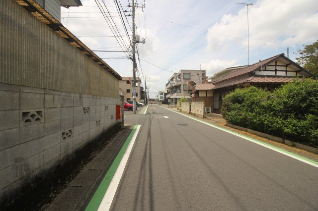小山市駅東通り1丁目の前面道路含む現地写真|北側道路（2026年5月撮影）