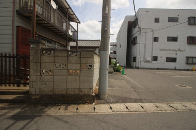小山市駅東通り1丁目の外観|南側との境界部分（2026年5月撮影）
