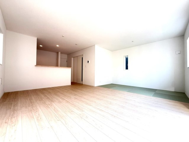 新築戸建　沼津市高尾台第6　全４棟　２号棟の居間・リビング|リビング全体を見渡せる対面式キッチン。