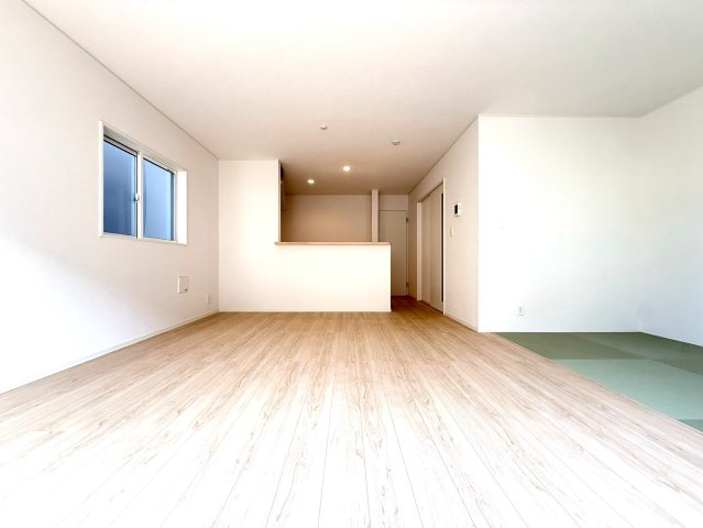 新築戸建　沼津市高尾台第6　全４棟　２号棟の居間・リビング|お好きなインテリアや家具が映えるスッキリとしたリビング。