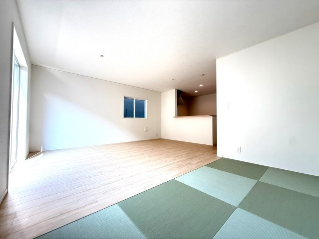 新築戸建　沼津市高尾台第6　全４棟　２号棟の和室|リビングとつながるタタミコーナーではお子様の遊び場にも最適です。