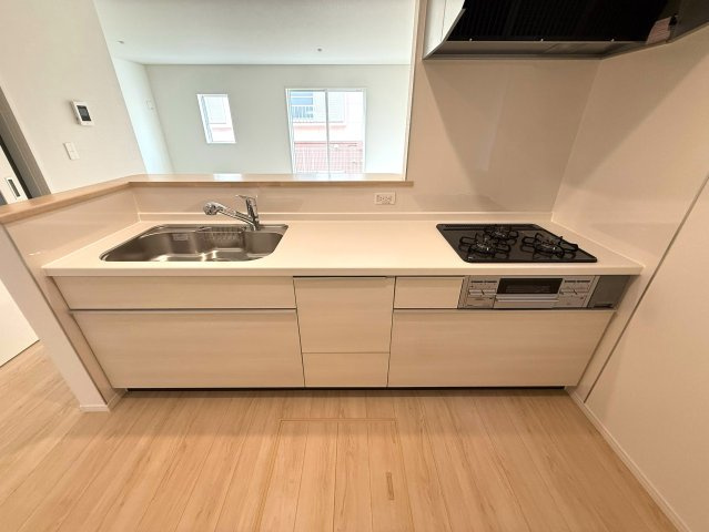 新築戸建　沼津市高尾台第6　全４棟　２号棟のキッチン|キッチンには床下収納があります。