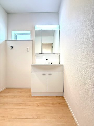 新築戸建　沼津市高尾台第6　全４棟　２号棟の独立洗面台|三面鏡の裏は収納になっているため、日用品もスッキリ収納できます。