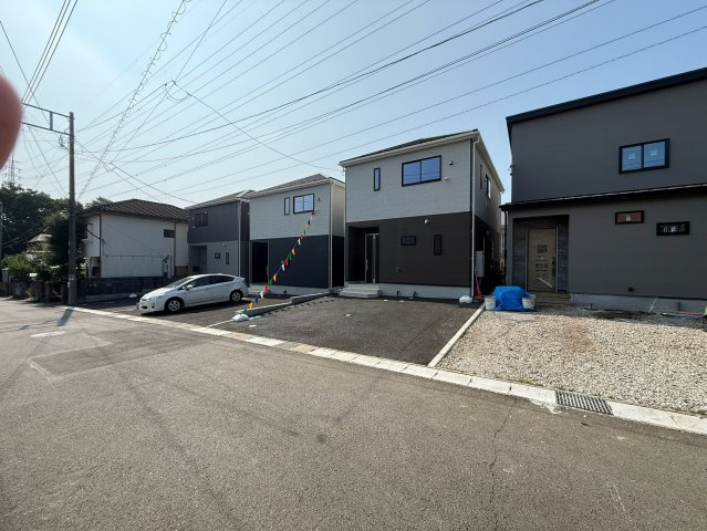 新築戸建　沼津市高尾台第6　全４棟　２号棟の前面道路含む現地写真|交通量の少ない前面道路。