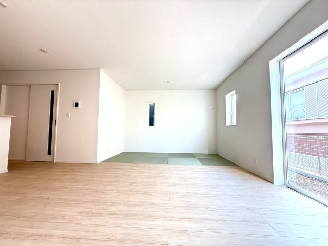 新築戸建　沼津市高尾台第6　全４棟　２号棟の居間・リビング|タタミコーナーのある明るいリビング。