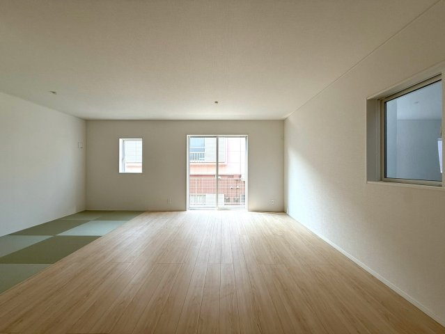 新築戸建　沼津市高尾台第6　全４棟　２号棟の居間・リビング|掃き出し窓からは明るい光が差し込みます。