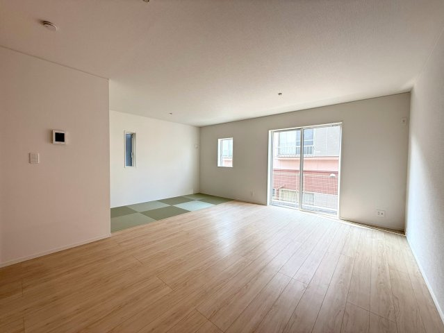新築戸建　沼津市高尾台第6　全４棟　２号棟の居間・リビング|いつでも実際の雰囲気や明るさをご見学いただけます♪