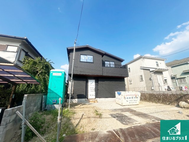 川西市大和東　新築一戸建ての外観|周辺は落ち着いた街並みの住宅地！子育てがしやすい住環境です！まだ未完成ですが、現地でしかわからない事もございます。是非一度ご覧ください。