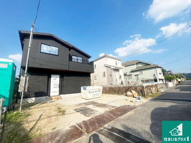 川西市大和東　新築一戸建ての前面道路含む現地写真|周辺は落ち着いた街並みの住宅地！子育てがしやすい住環境です！まだ未完成ですが、現地でしかわからない事もございます。是非一度ご覧ください。
