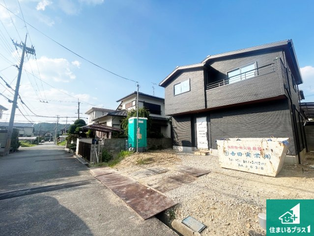 川西市大和東　新築一戸建ての前面道路含む現地写真|周辺は落ち着いた街並みの住宅地！子育てがしやすい住環境です！まだ未完成ですが、現地でしかわからない事もございます。是非一度ご覧ください。