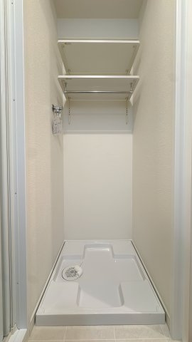 【ランドリースペース】 | 東峰マンション西公園☆仲介手数料無料☆ | 室内洗濯機置き場を完備。防水パン付きで万が一の漏水にも配慮されています。キッチンや洗面室からの動線も良く、効率よく家事をこなせる設計が魅力です。