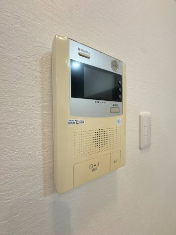 【防犯設備】 | 東峰マンション西公園☆仲介手数料無料☆ | 【TVモニター付インターホン】来客を映像で確認できる安心の防犯設備。セキュリティ重視の方にもご満足いただける、安全な暮らしをサポートする住まいです。