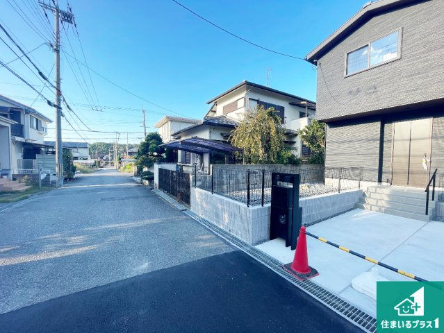 ■川西市大和東　新築一戸建ての前面道路含む現地写真|周辺は閑静な住宅街！前面道路広々で車の出し入れも便利です。駐車が苦手な方でも安心して車庫入れできます！