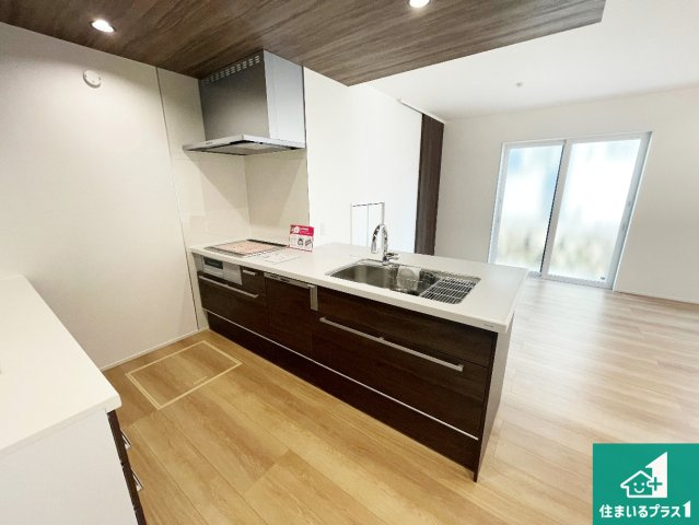 ■川西市大和東　新築一戸建てのキッチン|リビングと統一感があり、使い勝手のいいキッチン。広々としているので、二人並んで作業が出来ちゃいます。お子様と一緒に色々なお料理に挑戦できるスペースがあります。