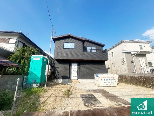 川西市大和東　新築一戸建ての外観|周辺は落ち着いた街並みの住宅地！子育てがしやすい住環境です！まだ未完成ですが、現地でしかわからない事もございます。是非一度ご覧ください。
