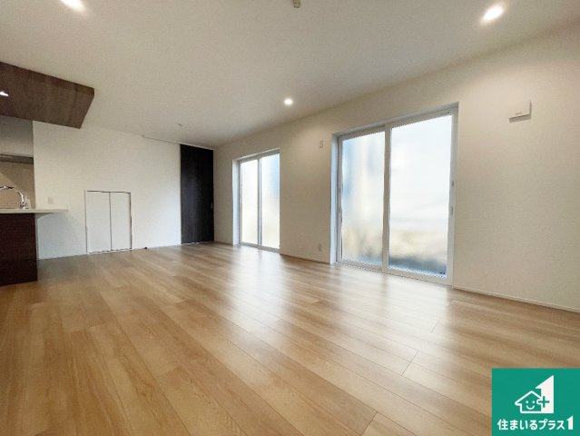 ■川西市大和東　新築一戸建ての居間・リビング|明るいリビングで朝の目覚めもスッキリできそう！対面キッチンでご家族のコミュニケーションも自然と増える設計！小さなお子様が遊ぶスペースを作っても広々とくつろげるLDK！