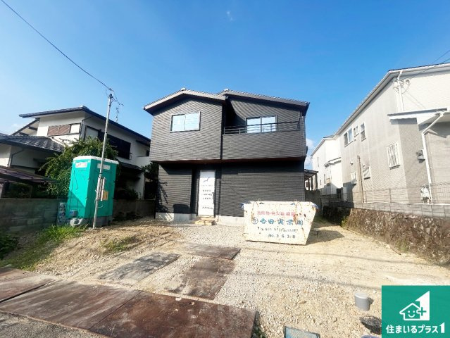 川西市大和東　新築一戸建ての外観|周辺は落ち着いた街並みの住宅地！子育てがしやすい住環境です！まだ未完成ですが、現地でしかわからない事もございます。是非一度ご覧ください。