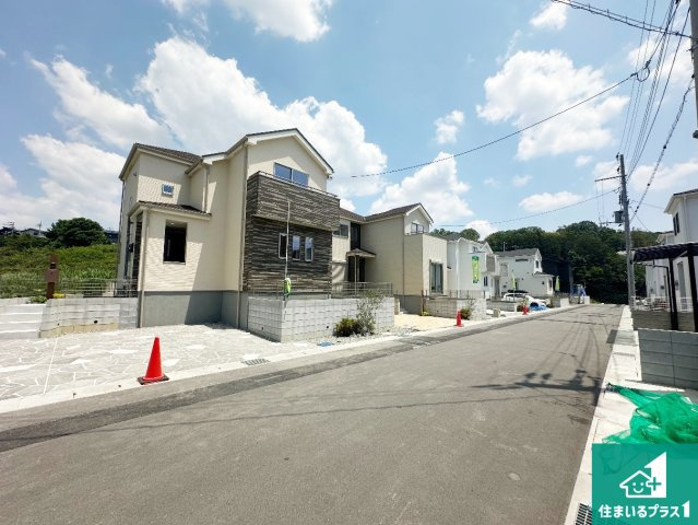 ●生駒市萩の台　新築一戸建ての前面道路含む現地写真|周辺は閑静な住宅街！前面道路広々で車の出し入れも便利です。駐車が苦手な方でも安心して車庫入れできます！