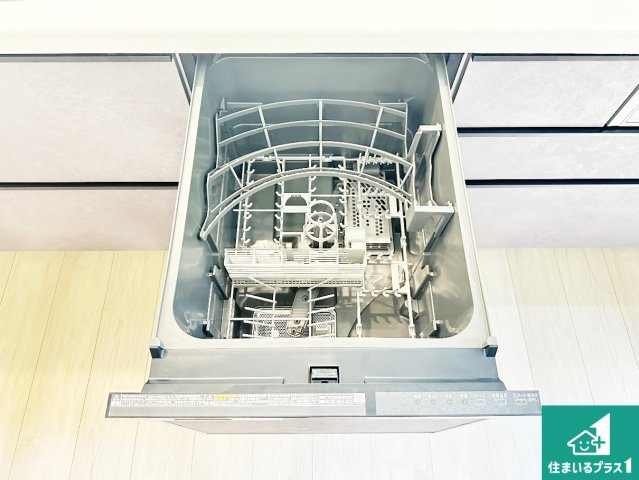 ●生駒市萩の台　新築一戸建ての設備|食事後の一仕事、食器洗いをボタン一つでお任せできちゃいます！場所を取らないビルトイン式なので、お料理スペースもしっかり確保！