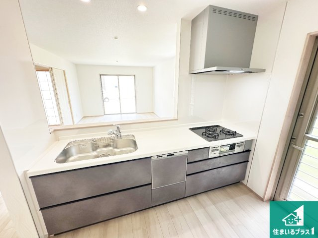●生駒市萩の台　新築一戸建てのキッチン|リビングと統一感があり、使い勝手のいいキッチン。広々としているので、二人並んで作業が出来ちゃいます。お子様と一緒に色々なお料理に挑戦できるスペースがあります。
