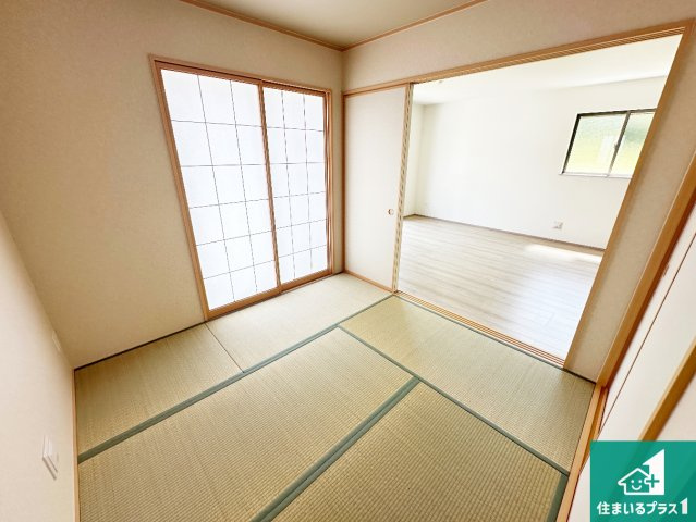 生駒市萩の台　全19邸の和室|一室あると便利な和室は客間としてだけでなく、小さなお子様のプレイルームや食後のくつろぎスペースとしてもご利用いただけます。収納もついていますので大活躍間違いなし！