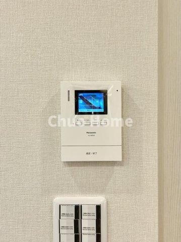 大和コーポのセキュリティ|【モニターホン】誰が来たかすぐにわかるカラーモニター付きインターホン。通話ボタンを押すまでは室内の音は漏れていませんので相手を確かめてから応対できます。