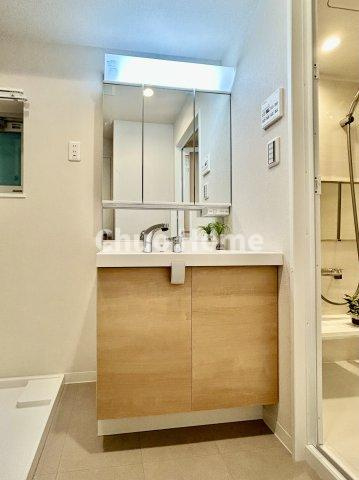 大和コーポの独立洗面台|【洗面化粧台】洗面化粧台には三面鏡を採用。身だしなみを整えやすい事はもちろんですが、鏡の後ろに収納スペースを設ける事により、散らかりやすい洗面スペースをすっきりさせる事が出来るのも嬉しいですね