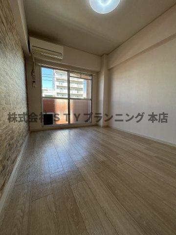 仲介手数料０円！プレズ名古屋庄内通の居間・リビング