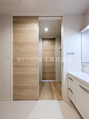 シャーメゾン　レスリジェアルカディアの収納|洋室6帖と洗面所を繋ぐ2WAYのWIC