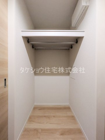 シャーメゾン　レスリジェアルカディアの収納|洋室6帖と洗面所を繋ぐ2WAYのWIC