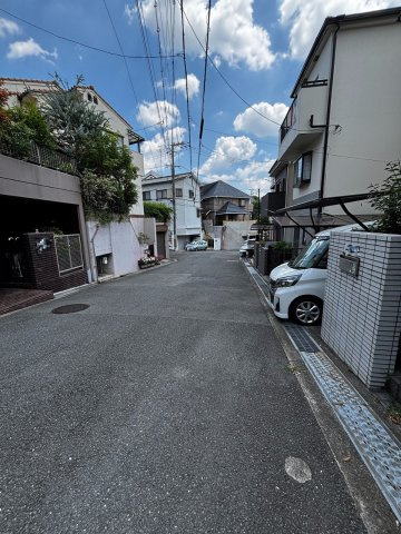 吹田市樫切山　中古戸建の前面道路含む現地写真