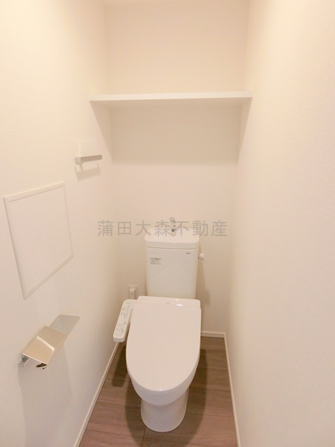 RJRプレシア蒲田のトイレ|棚と温水洗浄便座付きのトイレ　