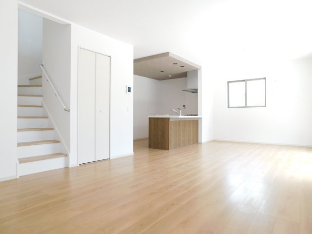 名古屋市中川区下之一色町字操出の新築一戸建の居間・リビング|◇リビング◇　　明るく広いリビング１９．７帖　会話が弾む対面キッチン♪