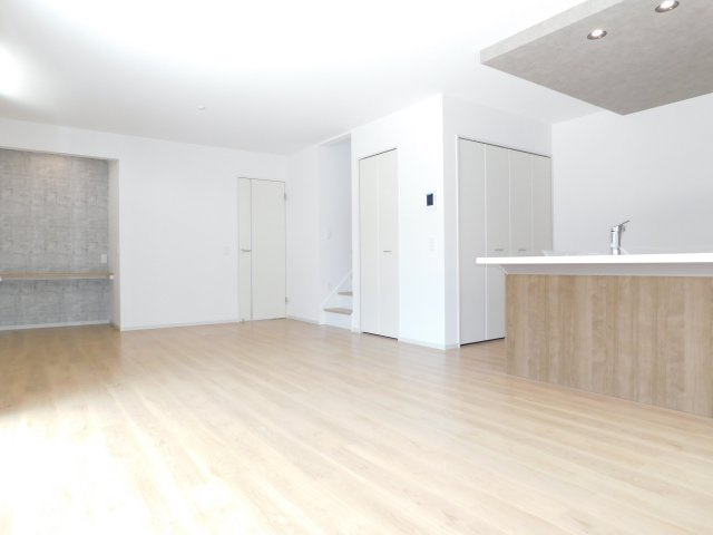 名古屋市中川区下之一色町字操出の新築一戸建の居間・リビング|◇リビング◇　　明るく広いリビング１９．７帖　パントリー＋リビング収納完備！