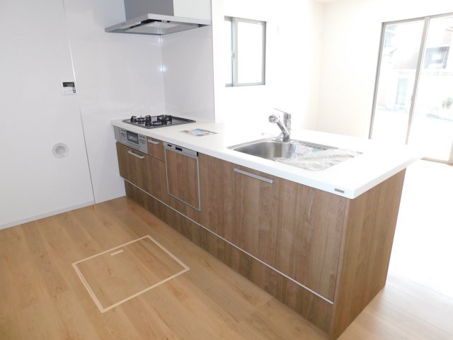 名古屋市中川区下之一色町字操出の新築一戸建のキッチン|◇キッチン◇　　人気の対面式・人造大理石カウンターキッチン・食洗機・浄水器一体型水栓・静音仕様シンク・薄型換気扇・Ｓｉセンサーコンロ（３口）