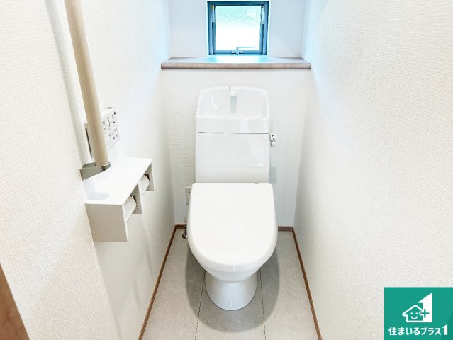 ●生駒市萩の台　新築一戸建てのトイレ|1・2階の2ヶ所にあるので、朝の忙しい時間の順番待ちもなく、深夜の利用にも大変便利です。