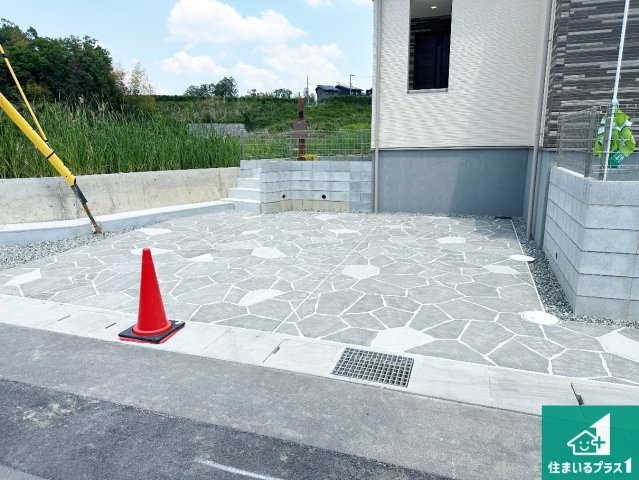 ●生駒市萩の台　新築一戸建ての駐車場|駐車スペース！散水栓があるので、こまめに愛車を洗えます！
