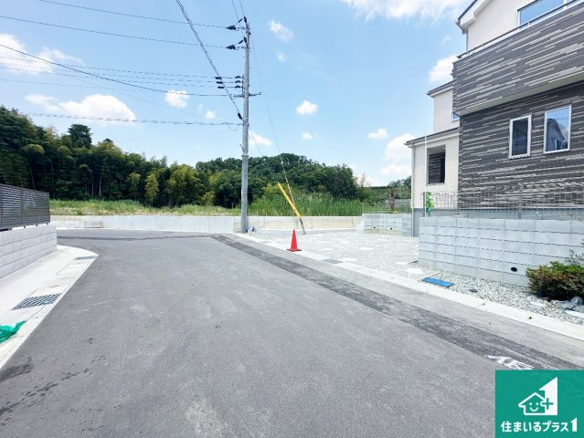 ●5(土)6(日)現地説明会！　生駒市萩の台　新築一戸建ての前面道路含む現地写真|周辺は閑静な住宅街！前面道路広々で車の出し入れも便利です。駐車が苦手な方でも安心して車庫入れできます！