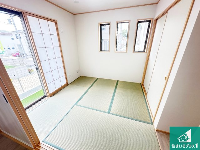 ●29(土)30(日)現地説明会！　生駒市萩の台　新築一戸建ての和室|一室あると便利な和室は客間としてだけでなく、小さなお子様のプレイルームや食後のくつろぎスペースとしてもご利用いただけます。収納もついていますので大活躍間違いなし！