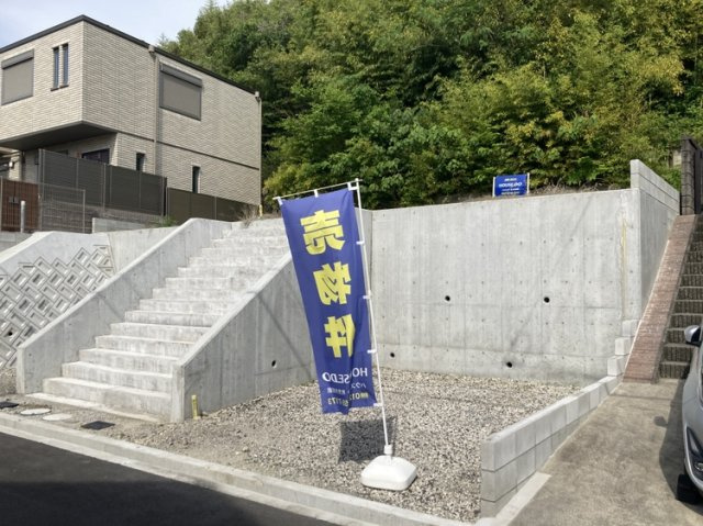 【建築条件なし】禁野本町2区画の外観|（B号地側）駐車スペース1台分、左手に階段があり、住宅へ続きます。