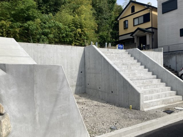 【建築条件なし】禁野本町2区画の外観|（A号地側）駐車スペース1台分、右手に階段があり、住宅へ。日中の日当たり、採光が良好な物件です。